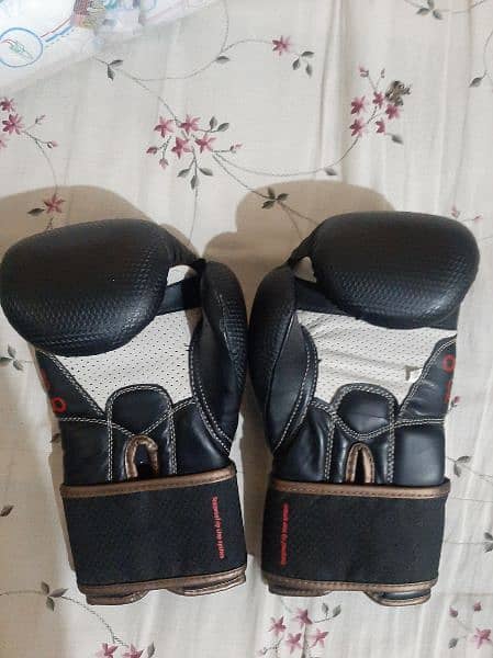 32 inches leather boxing bag with pair of gloves in a good condition 2