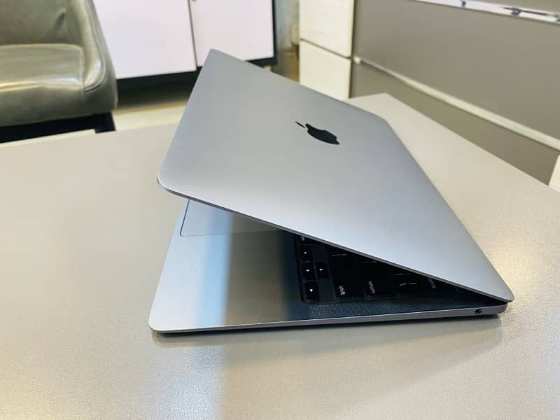 13” MacBook Air 2020 i5/16/512 4