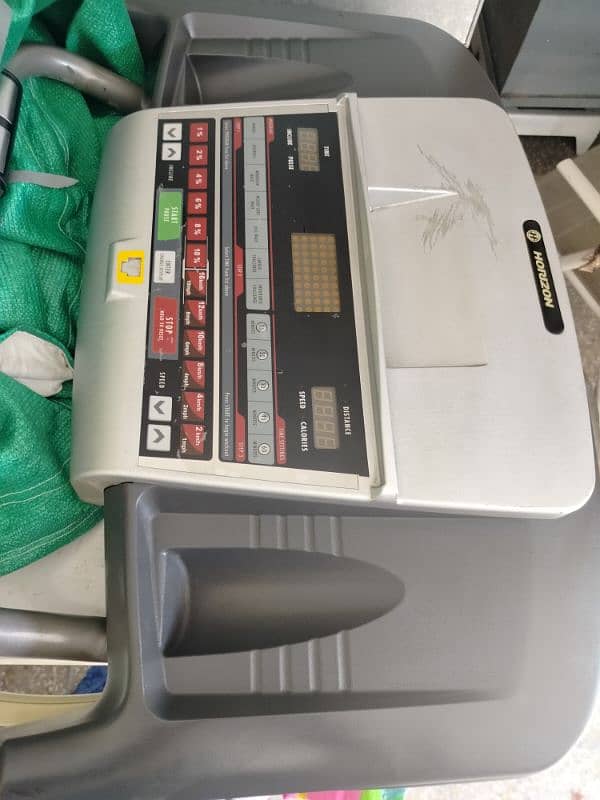 Horizon fitness treadmil folding For urgent sale 1