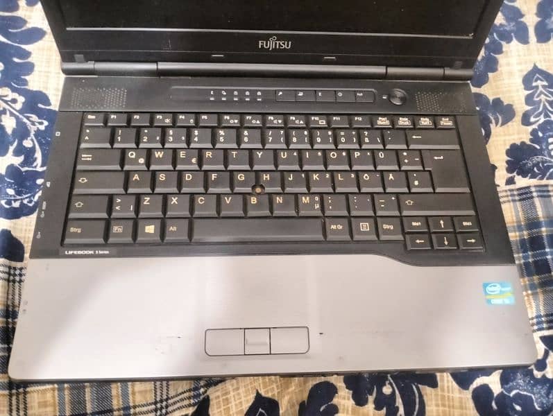 Fujitsu laptop for sale urgently 1