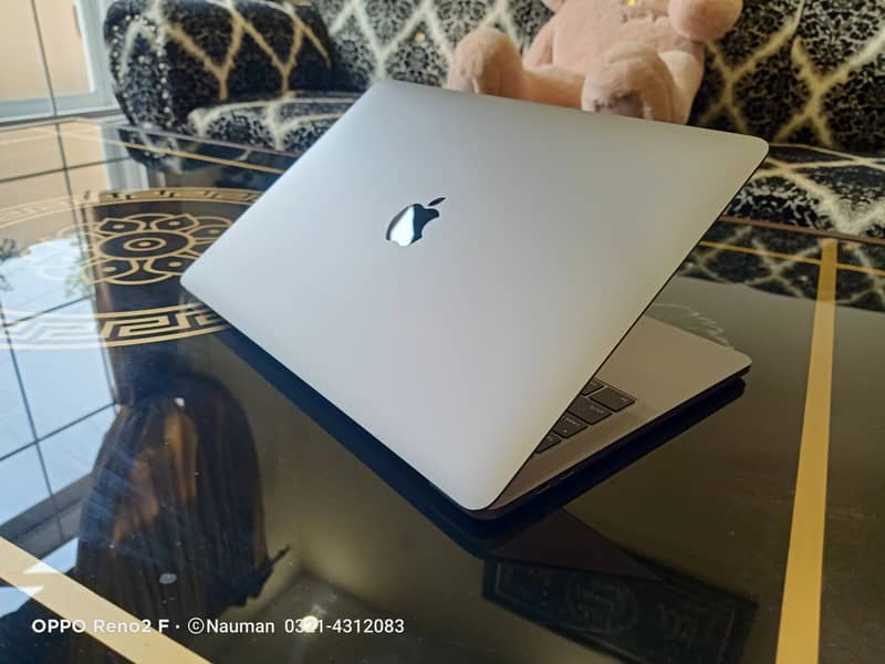 MacBook Pro 2018,Core i7,13"Ratina Disply,16GB RAM,256GB SSD,TouchBar 3