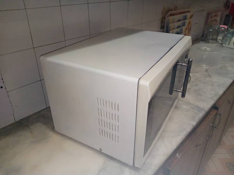 Microwave oven goog condition available 1