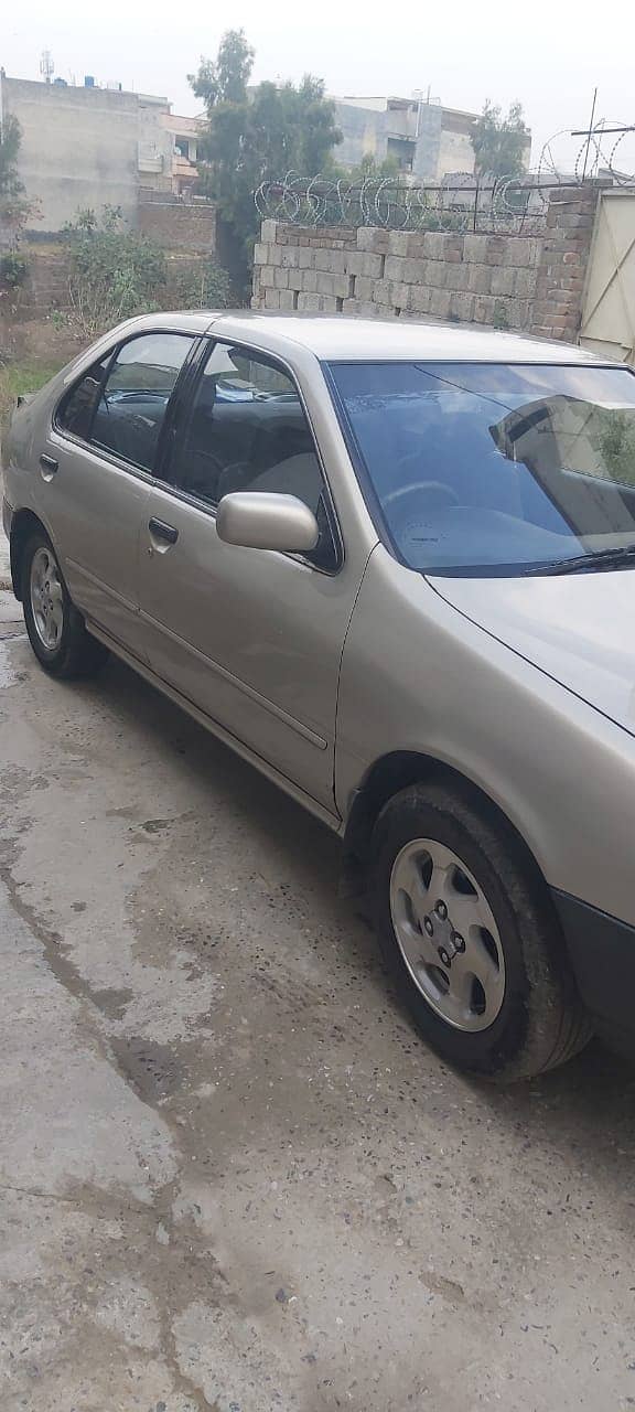 Nissan Sunny 2000 Saloon 1