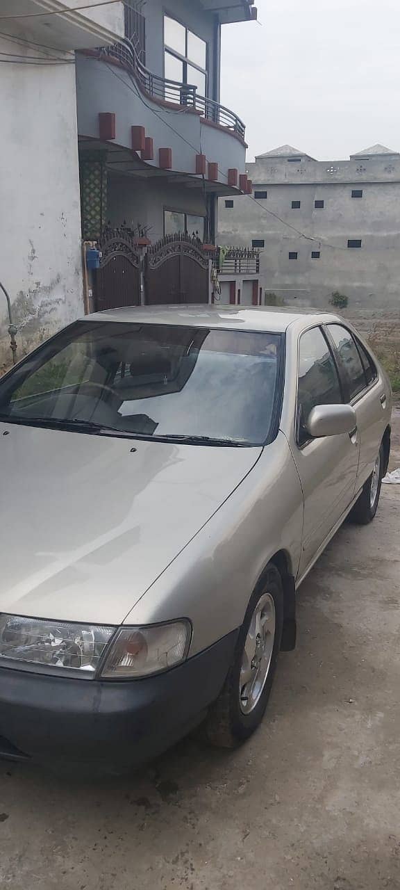 Nissan Sunny 2000 Saloon 2