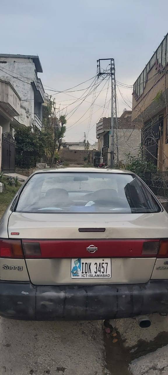 Nissan Sunny 2000 Saloon 3