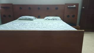 Wooden bed set in best condition 0