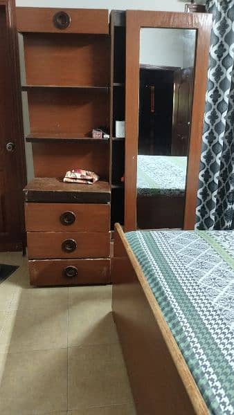 Wooden bed set in best condition 1