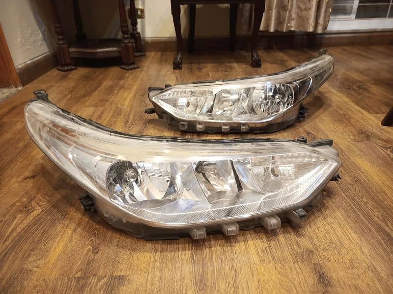 Toyota Yaris Genuine headlights with halogen bulbs 0