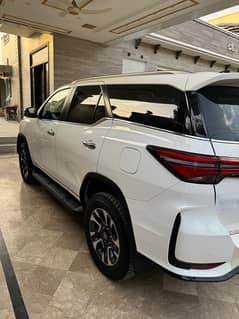 Toyota Fortuner Legender 2024 0