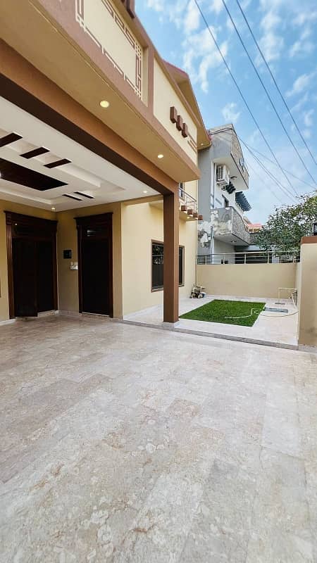 10 Marla Double Story Double Unit House Available For Sale. 4