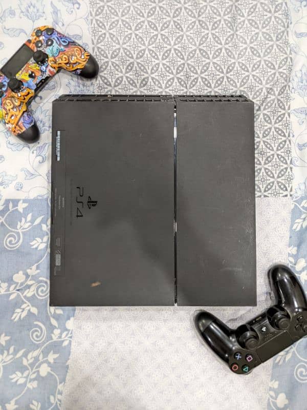 PS4(playstation) 1200 SERIES 10/10 CONDITION WITH 2 CONTROLLERS 2