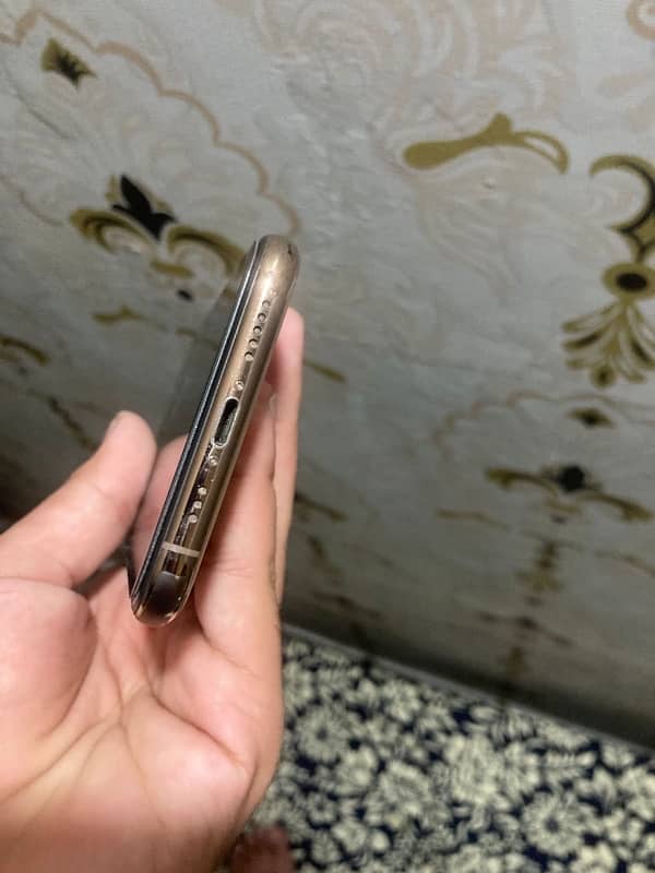 I phone xs pta golden colour water pack 10/10 condition 1