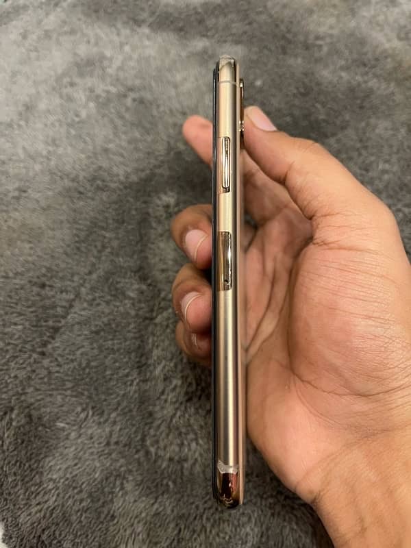 I phone xs pta golden colour water pack 10/10 condition 4