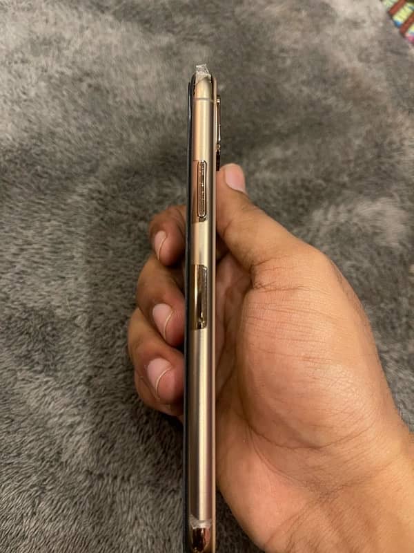 I phone xs pta golden colour water pack 10/10 condition 7