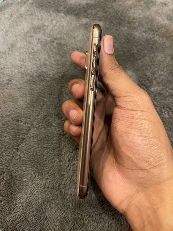 I phone xs pta golden colour water pack 10/10 condition 8