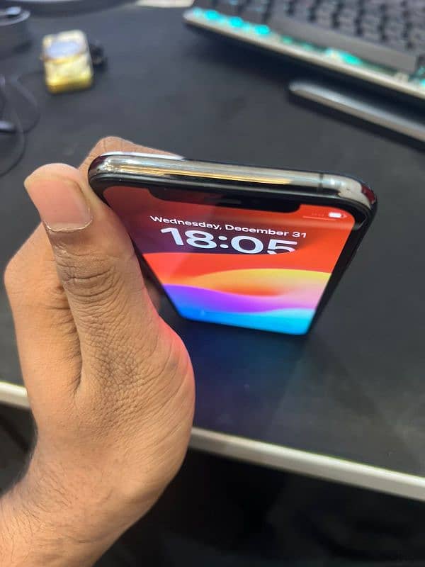 iPhone XS condition 9/10 sim time 4 months 2