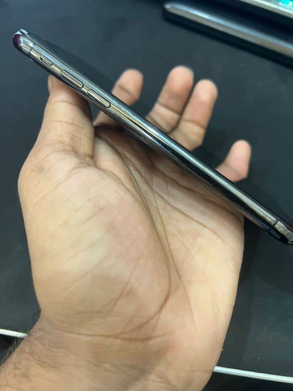 iPhone XS condition 9/10 sim time 4 months 3