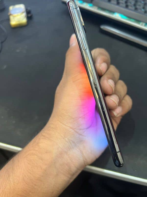 iPhone XS condition 9/10 sim time 4 months 5