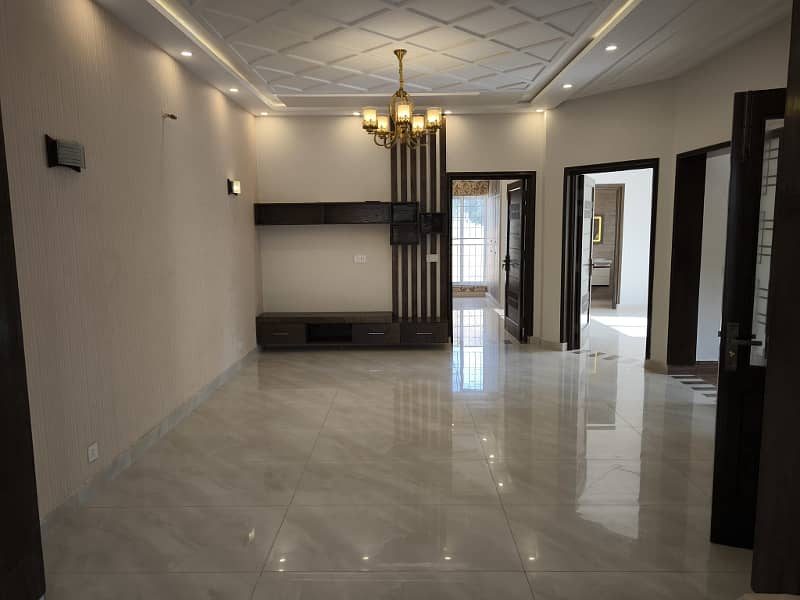 10 Marla Beautifully designed house For Rent In Park View City Lahore. 1