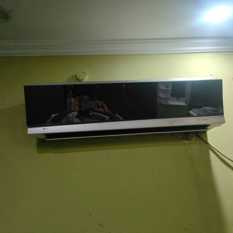 LG 1 Ton Split Ac 100% Black Mirror Display 3