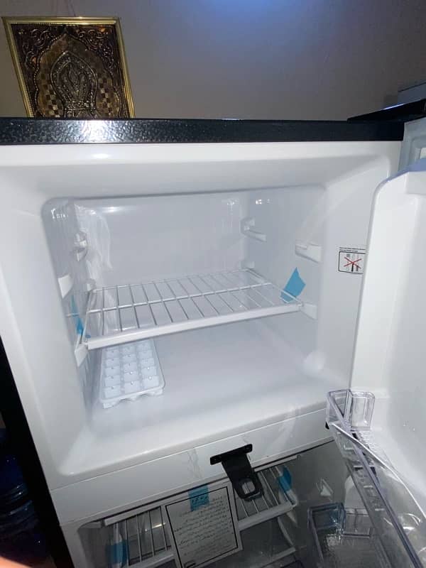 DAWLANCE SMALL FRIDGE 5