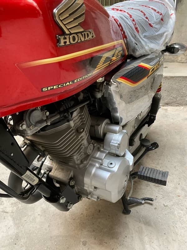 Honda CG125 Self Start special edition Red 2022 9