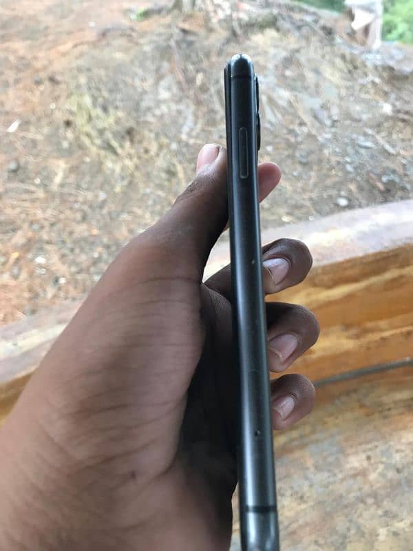 Iphone 11 in black colour with 64 Gb storage 3