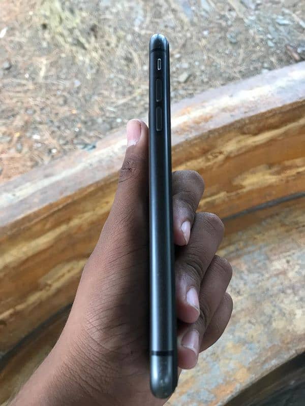 Iphone 11 in black colour with 64 Gb storage 4