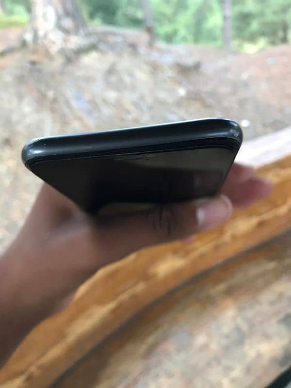 Iphone 11 in black colour with 64 Gb storage 5