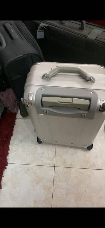 travell suit case 4