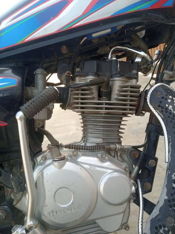 Honda 125 total genuine bike Army soldier Use Kiya bahut acchi bike. 2