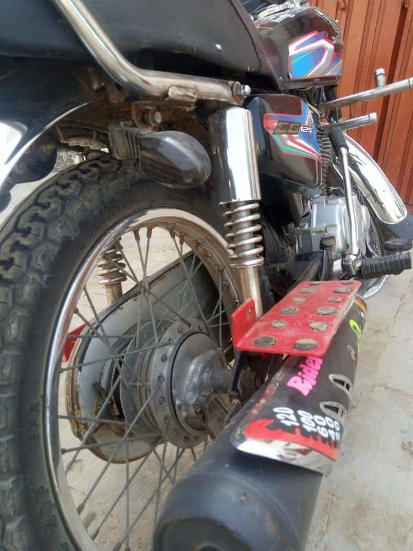 Honda 125 total genuine bike Army soldier Use Kiya bahut acchi bike. 3