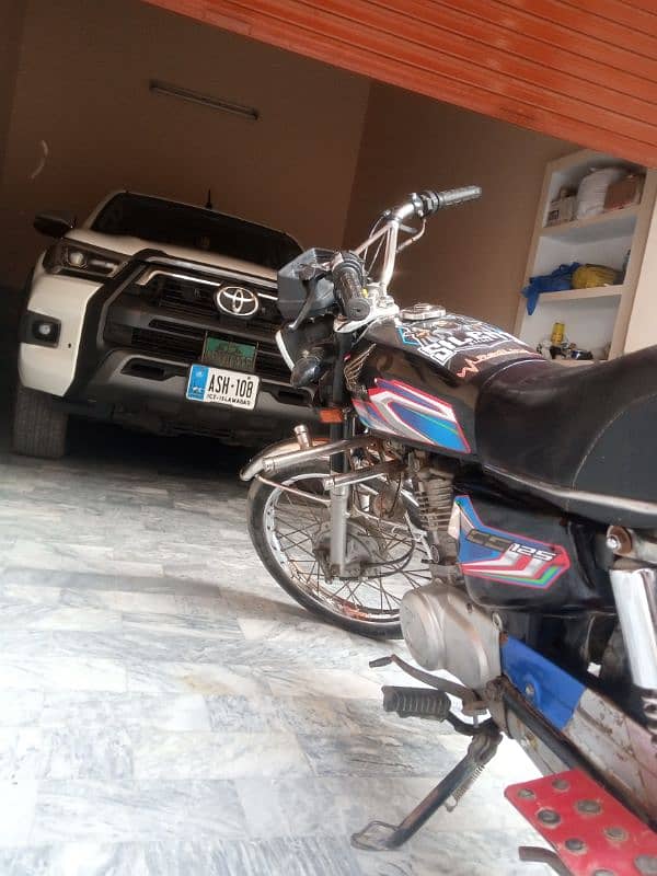 Honda 125 total genuine bike Army soldier Use Kiya bahut acchi bike. 5