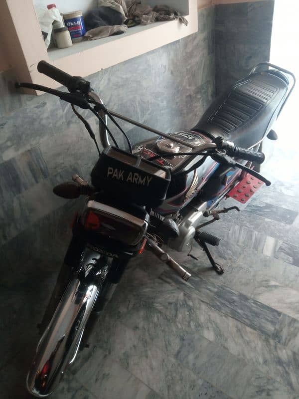 Honda 125 total genuine bike Army soldier Use Kiya bahut acchi bike. 6