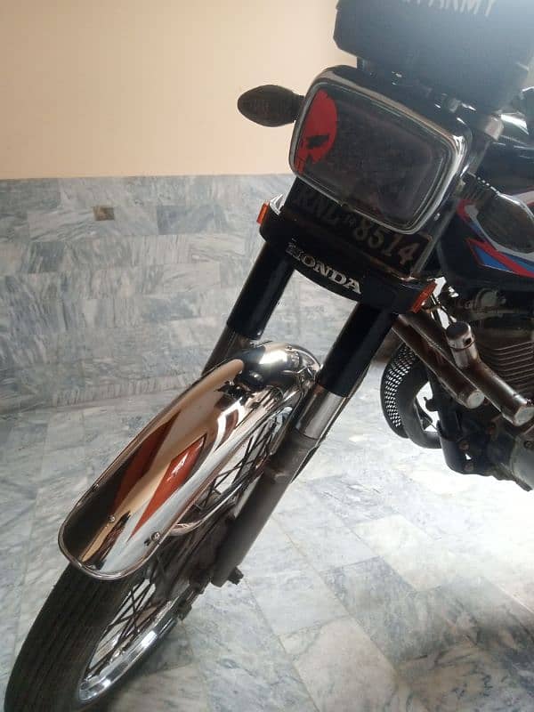 Honda 125 total genuine bike Army soldier Use Kiya bahut acchi bike. 7