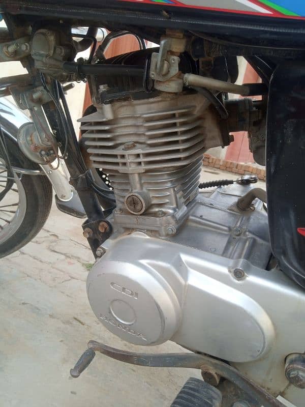 Honda 125 total genuine bike Army soldier Use Kiya bahut acchi bike. 8