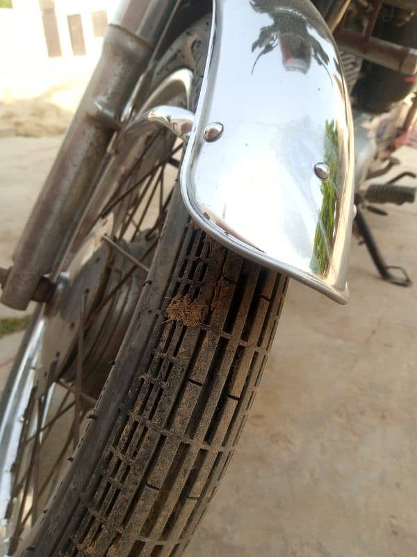 Honda 125 total genuine bike Army soldier Use Kiya bahut acchi bike. 12