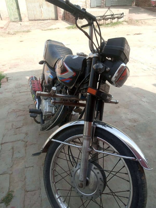 Honda 125 total genuine bike Army soldier Use Kiya bahut acchi bike. 16