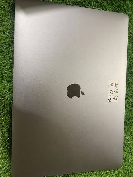 MacBook pro 2019 core i7 15 inch display ram 16 512 SSD 4 GB graphics 1