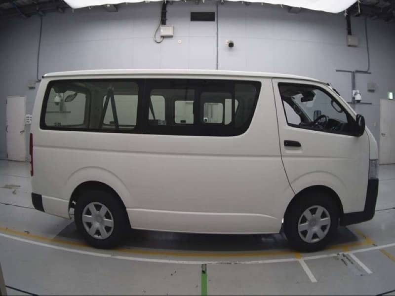 Toyota Hiace Van (TRH200) 4