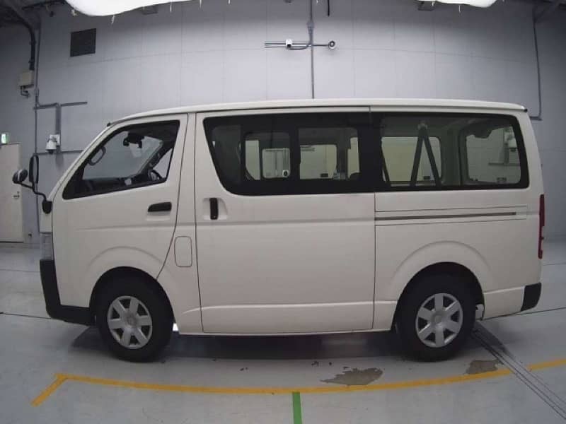 Toyota Hiace Van (TRH200) 9