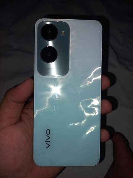 Vivo y18  4/128 gb ram 10 month company warranty with box and charger 2