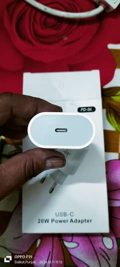 20 wat k adapter ha sumsang ko fast charge karta ha. new ha bilkul