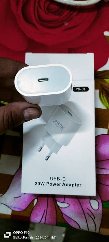 20 wat k adapter ha sumsang ko fast charge karta ha. new ha bilkul 4