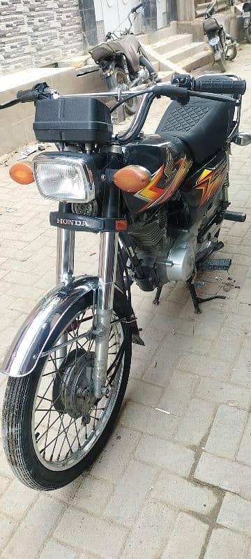 Honda 125 black color 4