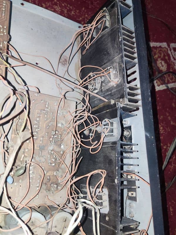 i want to sale my Heavy duty desi Amplifier with 8 large Transistors 2