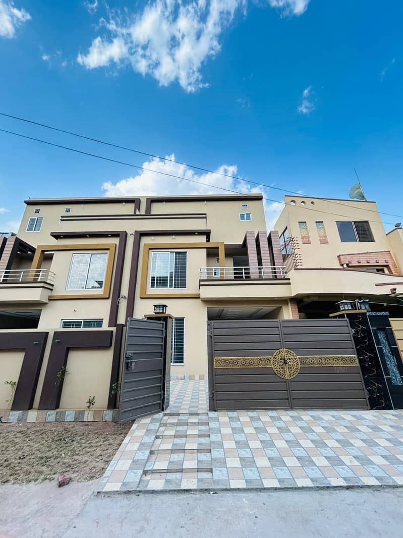 10 MARLA BEAUTIFUL BRAND NEW ON A GOOD LOCATION HOUSE IS AVAILABLE FOR SALE IN NASHEMAN E IQBAL PHASE 2 LAHORE 0