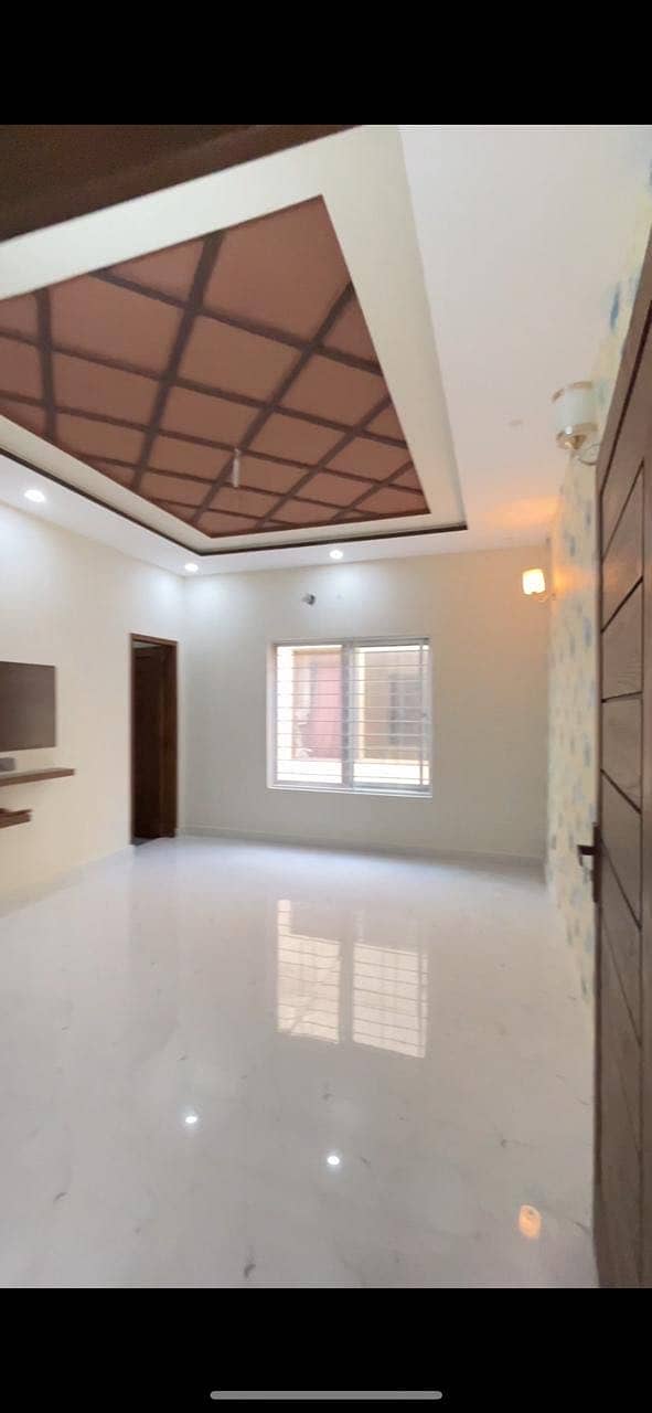 10 MARLA BEAUTIFUL BRAND NEW ON A GOOD LOCATION HOUSE IS AVAILABLE FOR SALE IN NASHEMAN E IQBAL PHASE 2 LAHORE 23