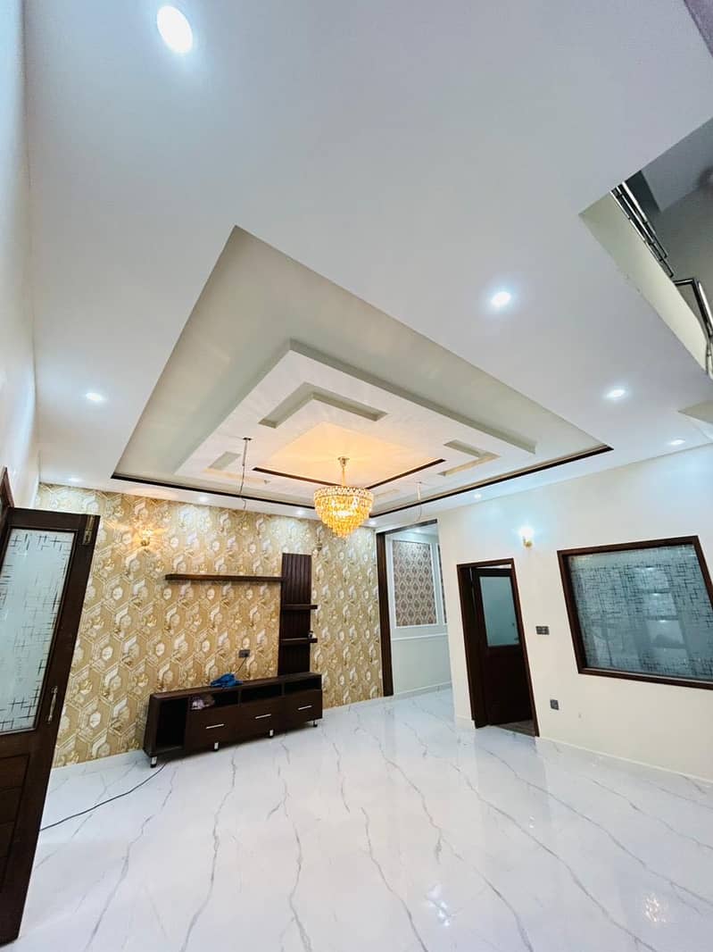 10 MARLA BEAUTIFUL BRAND NEW ON A GOOD LOCATION HOUSE IS AVAILABLE FOR SALE IN NASHEMAN E IQBAL PHASE 2 LAHORE 25