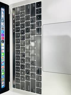 MacBook Pro 2017 core i5 with Touch Bar 0